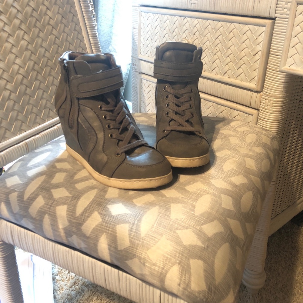 Wedge sneaker